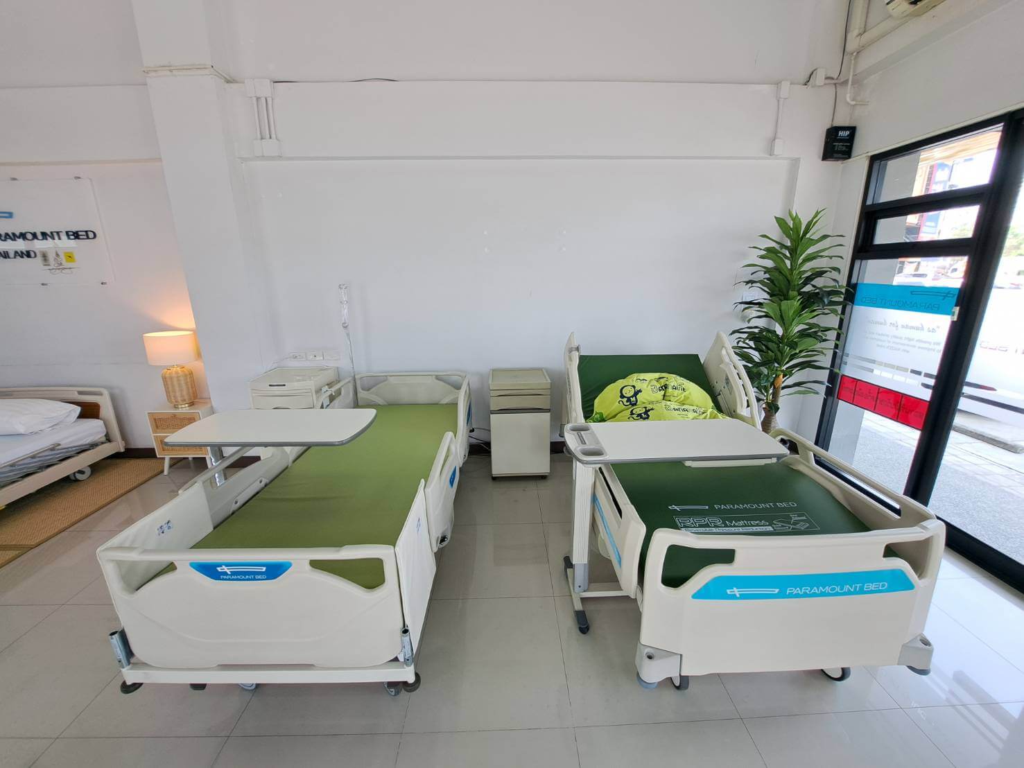 Paramount Bed เตียงไฟฟ้า เตียงผู้สูงอายุ เตียงโรงพยาบาล มุมด้านหน้า
